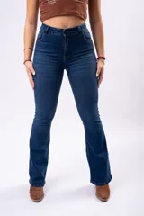 Jean de tiro alto con corte oxford, confeccionado en denim azul oscuro con costuras en contraste. Presenta cierre frontal con botón y bolsillos laterales y traseros.