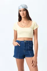 Short de jean negro de tiro alto con costuras verticales en el frente.