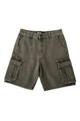 Bermuda cargo de jean con efecto lavado, bolsillos laterales con solapa, cierre de botón y pasa cintos.