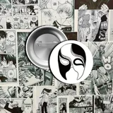 Pin de 3,7cm de diámetro con diseño de máscara en blanco y negro.