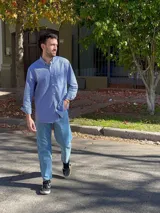 Camisa de hombre de algodón con estampado a cuadros en tonos rosado y celeste, corte clásico, manga larga, bolsillo en el pecho y botón en el cuello.