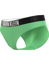Parte de abajo de bikini Calvin Klein de tiro medio, color verde menta, con cintura elástica negra que lleva el logo de la marca en blanco.