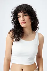 Musculosa blanca de textura acanalada, escote cuadrado y calce ajustado.