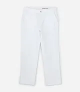 Pantalón de lino blanco de corte recto, con trabillas en la cintura, cierre tradicional y bolsillos laterales.