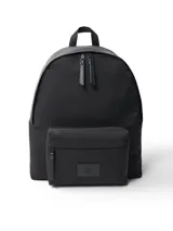 Mochila Calvin Klein de nailon negro, con diseño redondeado y asa superior. Posee un bolsillo frontal con cierre y un parche con el monograma 'CK' en relieve.