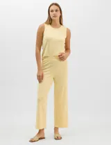 Musculosa de tejido fino en color amarillo, con cuello redondo y diseño sin mangas.