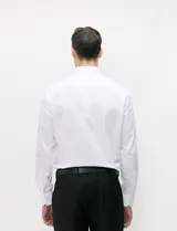 Camisa de vestir Harrington de manga larga y diseño liso, confeccionada en suave algodón peruano con cuello camisero y cierre frontal de botones.