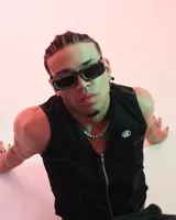 Lentes de sol rectangulares con marco de carey y lentes oscuros.