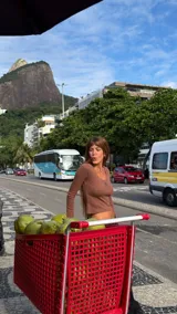 Top de manga larga en tejido acanalado color marrón, con escote redondo y logo bordado a tono en el centro del pecho.