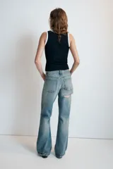 Top de algodón negro, sin mangas, con escote redondo y detalle de vivos a contraste en tejido tipo encaje blanco en el cuello y las sisas.