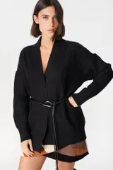 Saco abierto de punto color blanco, con diseño de textura cuadriculada en las mangas y corte holgado.