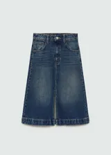 Falda midi de jean azul con abertura frontal y ruedo desflecado.