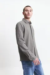 Camisa negra de manga larga con textura.