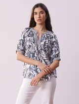 Blusa de gasa estampada, marca Zac & Rachel. Cuello a la base, escote en v con lazo de ajuste y manga corta con frunce.