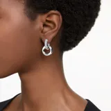 Par de aros plateados con diseño asimétrico. Uno de los aros es un aro liso y el otro está cubierto de pequeños cristales blancos. Ambos aros están entrelazados.