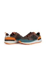 Championes Munich modelo Alpha, con capellada marrón de tela y cuero, detalles en azul y naranja, logo lateral en negro y suela blanca con base naranja.