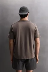 Camiseta de entrenamiento Zara Athleticz de corte regular, confeccionada en tejido técnico elástico y ligero con estructura. Presenta cuello redondo, manga corta con detalle de parche, costuras planas y logo estampado en el pecho.