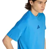 Remera Adidas de corte holgado color azul, con cuello redondo acanalado, mangas cortas y logo de las tres barras bordado al tono en el centro del pecho.