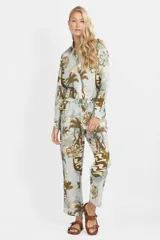 Pantalón largo de corte holgado con cintura elástica y estampado de palmeras, flores y leopardos.