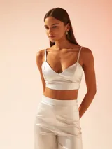 Top corto tipo bralette de tela satinada brillante, con escote en V y breteles finos ajustables.