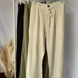 Pantalón verde militar de corte recto con cintura elástica ajustable con cordón.