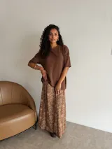 Remeron de textura acanalada en color marrón, con cuello redondo y mangas cortas de corte holgado.