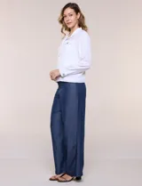 Campera liviana de lino color blanco, con estilo denim y silueta semi entallada. Presenta un canesú superior estampado con motivos florales en tonos azules y tostados, cuello camisero, abotonadura frontal con botones rústicos y bolsillos con solapa en el pecho.