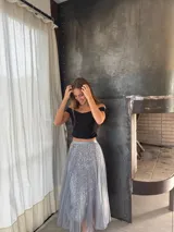 Pollera midi de tul color gris con brillos y lentejuelas, forrada y con cintura elástica.