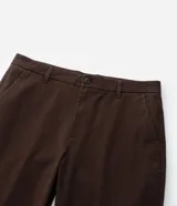 Pantalón de corte recto para hombre, color marrón, confeccionado en sarga. Cuenta con cintura con trabillas, cierre frontal tradicional y bolsillos laterales y traseros.