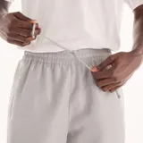 Short New Balance de felpa francesa gris, con cintura elástica, bolsillos laterales y logotipo bordado en el muslo izquierdo.