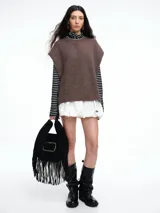 Chaleco de tejido de punto con lana y alpaca, de corte relajado y caída recta. Presenta laterales abiertos con cierre de botones y cuello redondo.