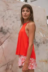 Musculosa roja de morley elastizado con cuello semi redondo y corte en A.
