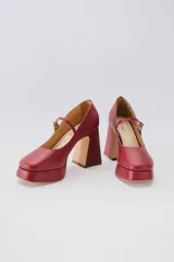 Zapato de cuero color borgoña, con plataforma, taco cuadrado y tira sobre el empeine.