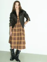 Vestido midi estilo corset con estampado a cuadros en tonos marrón y tostado, con breteles anchos y falda acampanada.