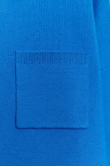 Jersey de punto con cuello tipo polo, manga larga con puños y cierre frontal con botones. Presenta un bolsillo de plastrón en el pecho y diseño de corte holgado.