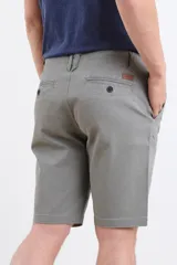 Bermuda color verde.