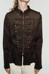 Chaqueta de gamuza marrón con cuello alto, manga larga y bajo con peplum. Cuenta con doble botonadura decorativa de botones metálicos dorados en el frente y cierre con ganchos ocultos.