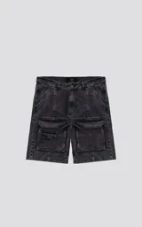 Bermuda de denim color negro con efecto acid wash y múltiples bolsillos cargo. Presenta un calce oversize y costuras marcadas.