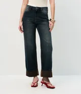 Pantalón de jean Marfinno de corte recto y cintura alta, confeccionado en algodón. Presenta un diseño con pretina con presillas, cierre tradicional con botón y cremallera, bolsillos funcionales y un distintivo ruedo con vuelta fija en tono contrastante.