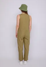 Mono negro sin mangas de lino y viscosa con botones veteados y dos bolsillos traseros.