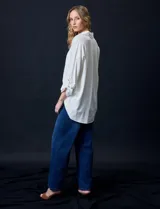 Camisa de lino color crudo, marca Cable & Gauge. Cuello con solapa y abertura central con botones. Delantera con bolsillos. Largo de manga regulable con presilla y botón. Largo de espalda mayor al largo delantero.