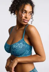 Conjunto de lencería color piel, con corpiño con aro de encaje floral y micro tul, con breteles regulables, y bombacha tipo culotte de encaje floral.