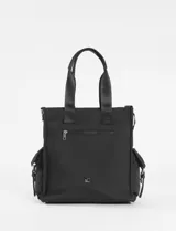 Bolso shopper de tela color negro, con doble asa de hombro, cierre frontal con cremallera y dos bolsillos laterales con solapa. Presenta un pequeño logo metálico en la parte inferior central.