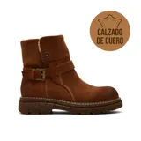 Bota corta de cuero gamuzado color marrón, con interior forrado en piel sintética, suela de goma dentada y detalle de tira con hebilla metálica lateral.