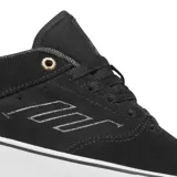 Championes de skate Emerica modelo The Low Vulc, color negro con detalles en dorado. Presentan una construcción de gamuza y lona, con suela vulcanizada blanca y logo de la marca en el lateral y talón.
