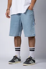 Bermuda de jean con lavado ácido, corte mom y estilo carpintero con bolsillos laterales utilitarios.