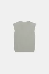 Top de punto negro con cuello redondo, manga sisa, hombreras y detalle de pliegues en la parte delantera.