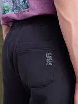 Pantalón de jogging negro con cintura elástica y cordón de ajuste, de corte entallado y puños acanalados en los tobillos.