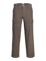 Pantalón cargo color marrón grisáceo, de corte recto, con bolsillos laterales con solapa y costuras decorativas en contraste de color blanco.