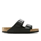 Sandalias Birkenstock Arizona BF negras, con dos correas ajustables con hebillas metálicas y plantilla anatómica de corcho.